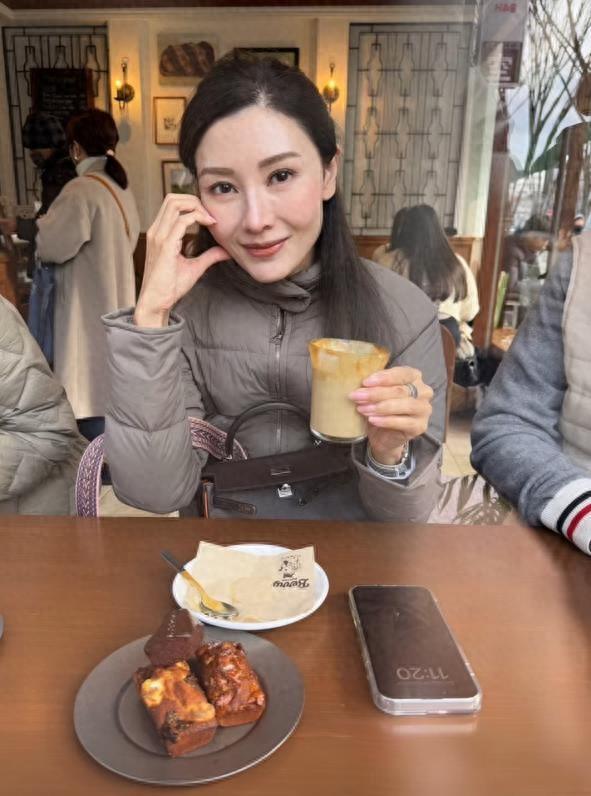 巴外翻又高又壮比妈妈李嘉欣还要高m6米乐许晋亨14岁儿子长变样嘴(图3)