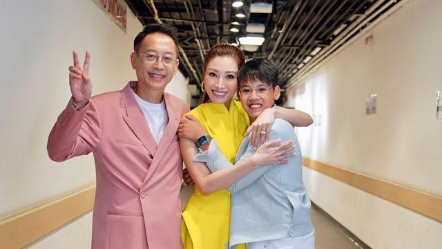 巴外翻又高又壮比妈妈李嘉欣还要高m6米乐许晋亨14岁儿子长变样嘴(图5)