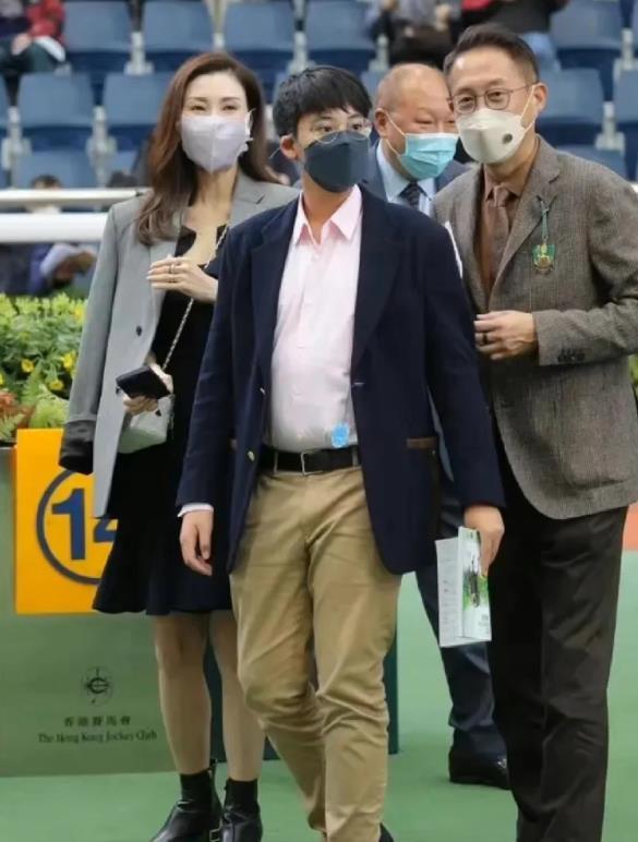 巴外翻又高又壮比妈妈李嘉欣还要高m6米乐许晋亨14岁儿子长变样嘴(图6)