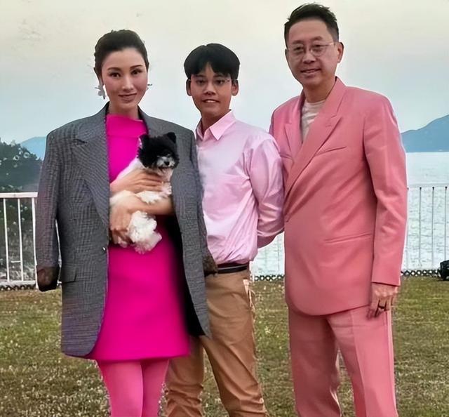 巴外翻又高又壮比妈妈李嘉欣还要高m6米乐许晋亨14岁儿子长变样嘴(图10)